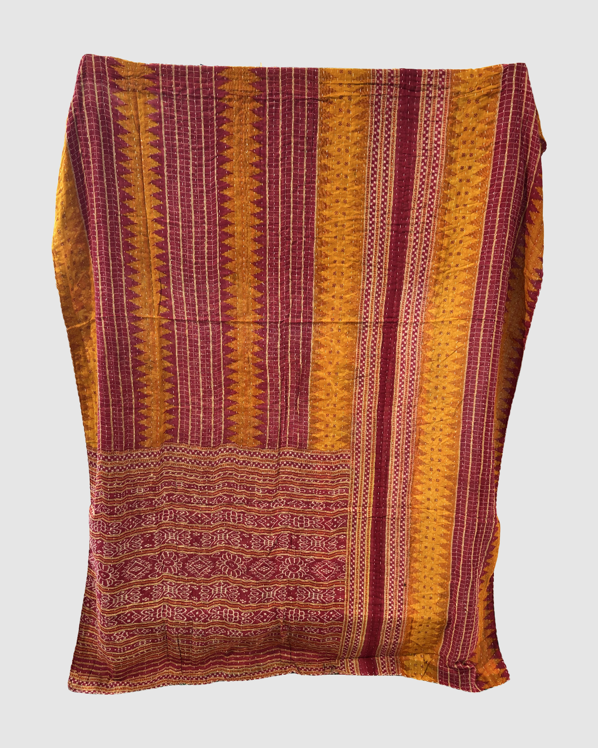 Håndsyet vendbart kantha tæppe af upcycled tekstilrester - Ono