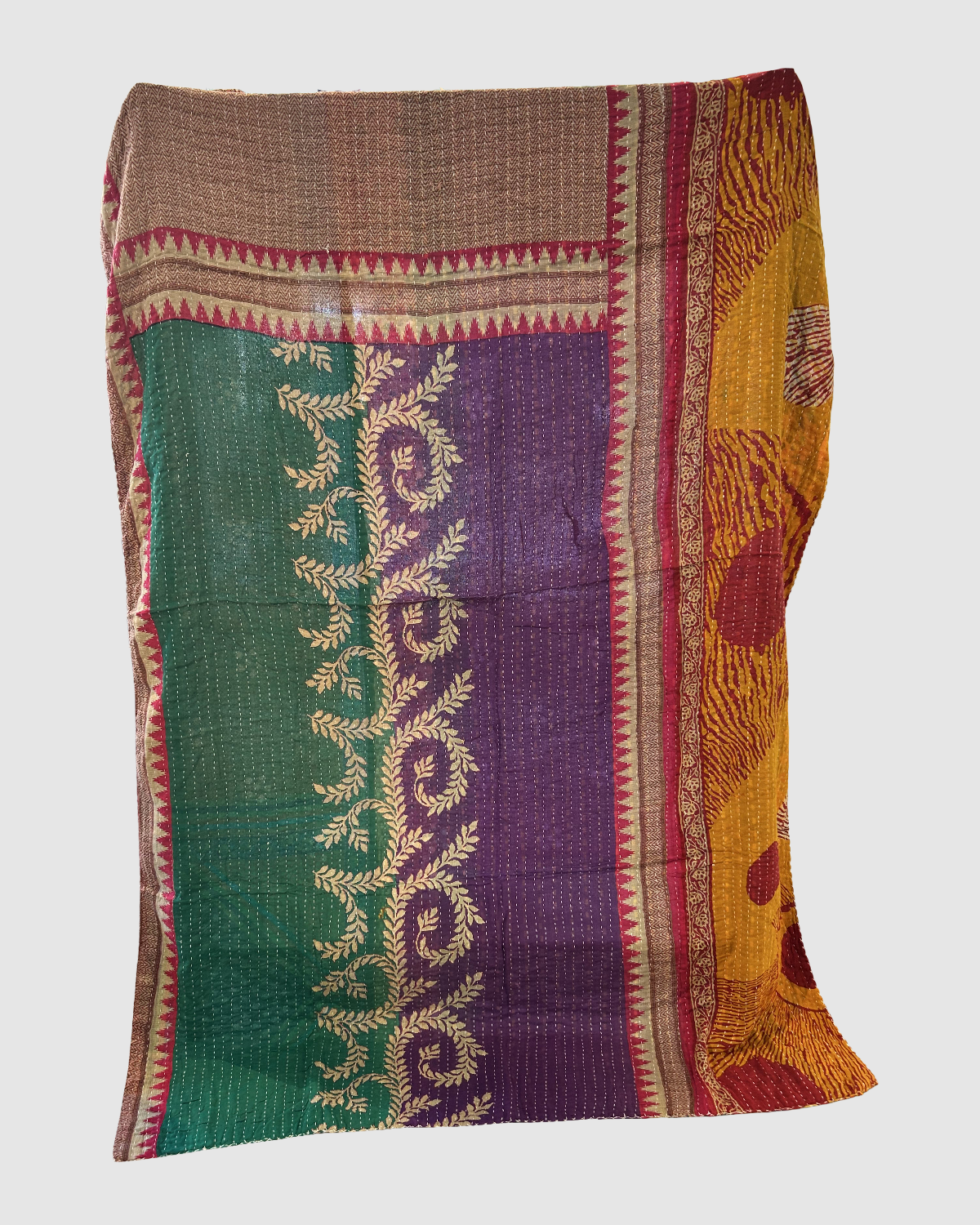 Håndsyet vendbart kantha tæppe af upcycled tekstilrester - Elu