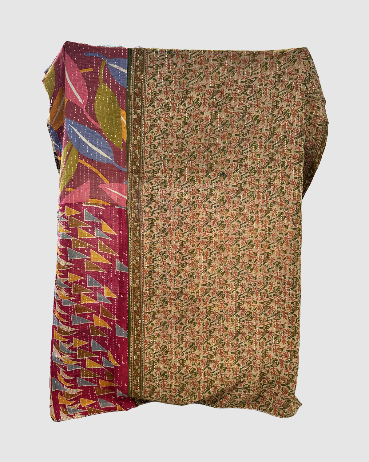 Håndsyet vendbart kantha tæppe af upcycled tekstilrester - Elia