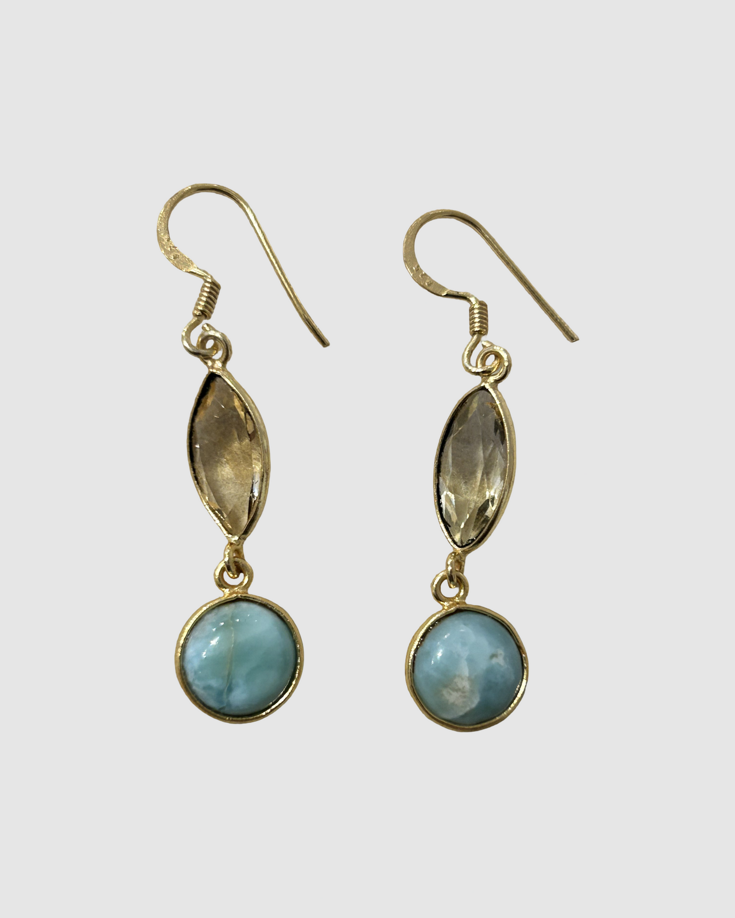 Håndlavet guld ørering med 2 naturlig ædelsten