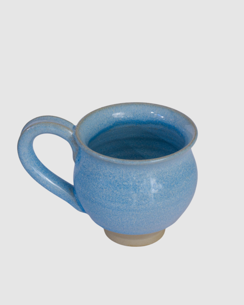 Hånddrejet krus med hank - Lyseblå glaseret