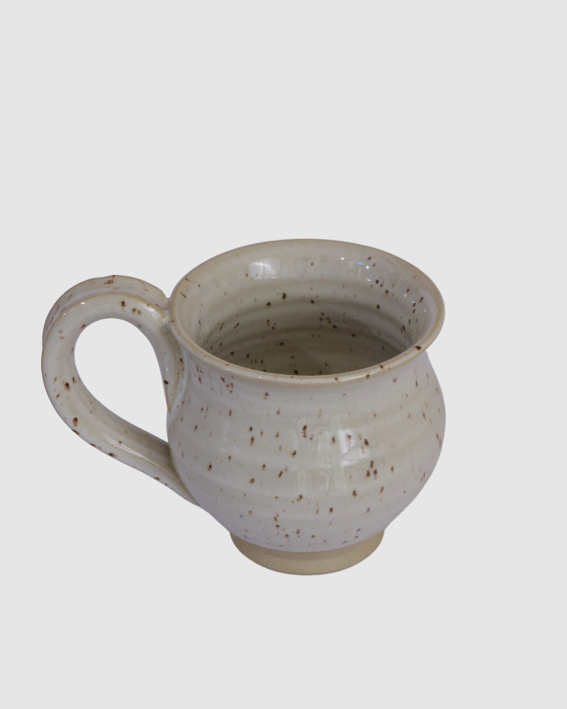 Hånddrejet krus med hank - Hvid glaseret