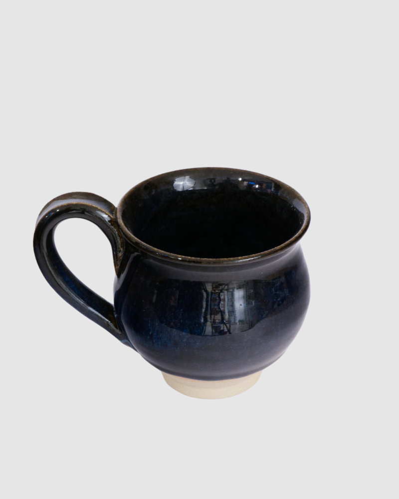 Hånddrejet krus med hank - Laguneblå glaseret