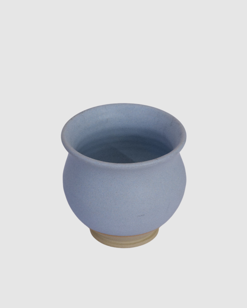 Håndlavet krus uden hank i støvet blå keramik – dansk stentøj fra Fyn