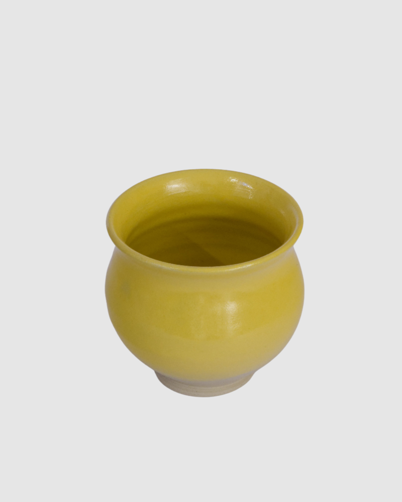 Håndlavet krus uden hank i gul keramik – dansk stentøj fra Fyn