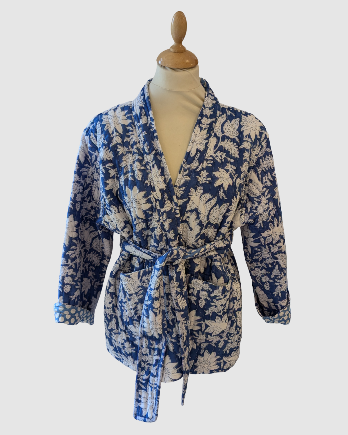 Håndlavet vendbar jakke i 100% bomuld – blokprintet med naturfarver i blomstret blå/hvid, bæredygtigt fremstillet i Indien.