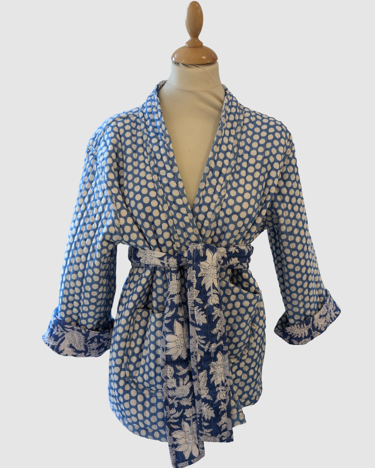 Håndlavet vendbar jakke i 100% bomuld – blokprintet med naturfarver i blå/hvid prikket, bæredygtigt fremstillet i Indien.