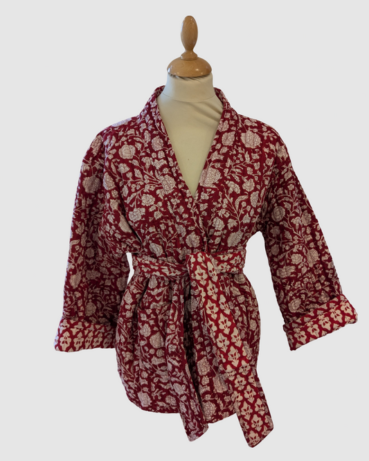 Håndlavet vendbar jakke i 100% bomuld – blokprintet med naturfarver i rød/hvid blomstret, bæredygtigt fremstillet i Indien.