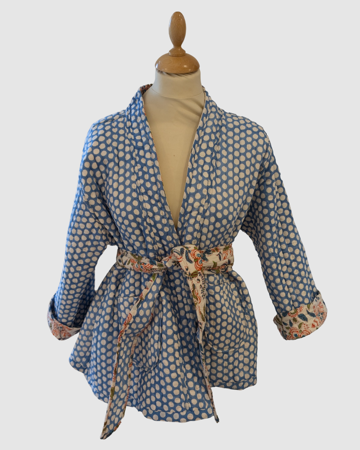 Håndlavet vendbar jakke i 100% bomuld – blokprintet med naturfarver i prikket blå/hvid, bæredygtigt fremstillet i Indien.