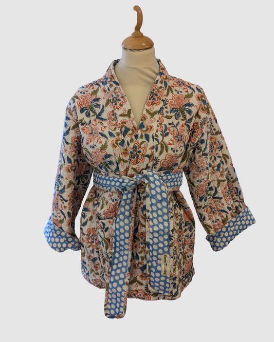 Håndlavet vendbar jakke i 100% bomuld – blokprintet med naturfarver i hvid/rosa blomstret, bæredygtigt fremstillet i Indien.