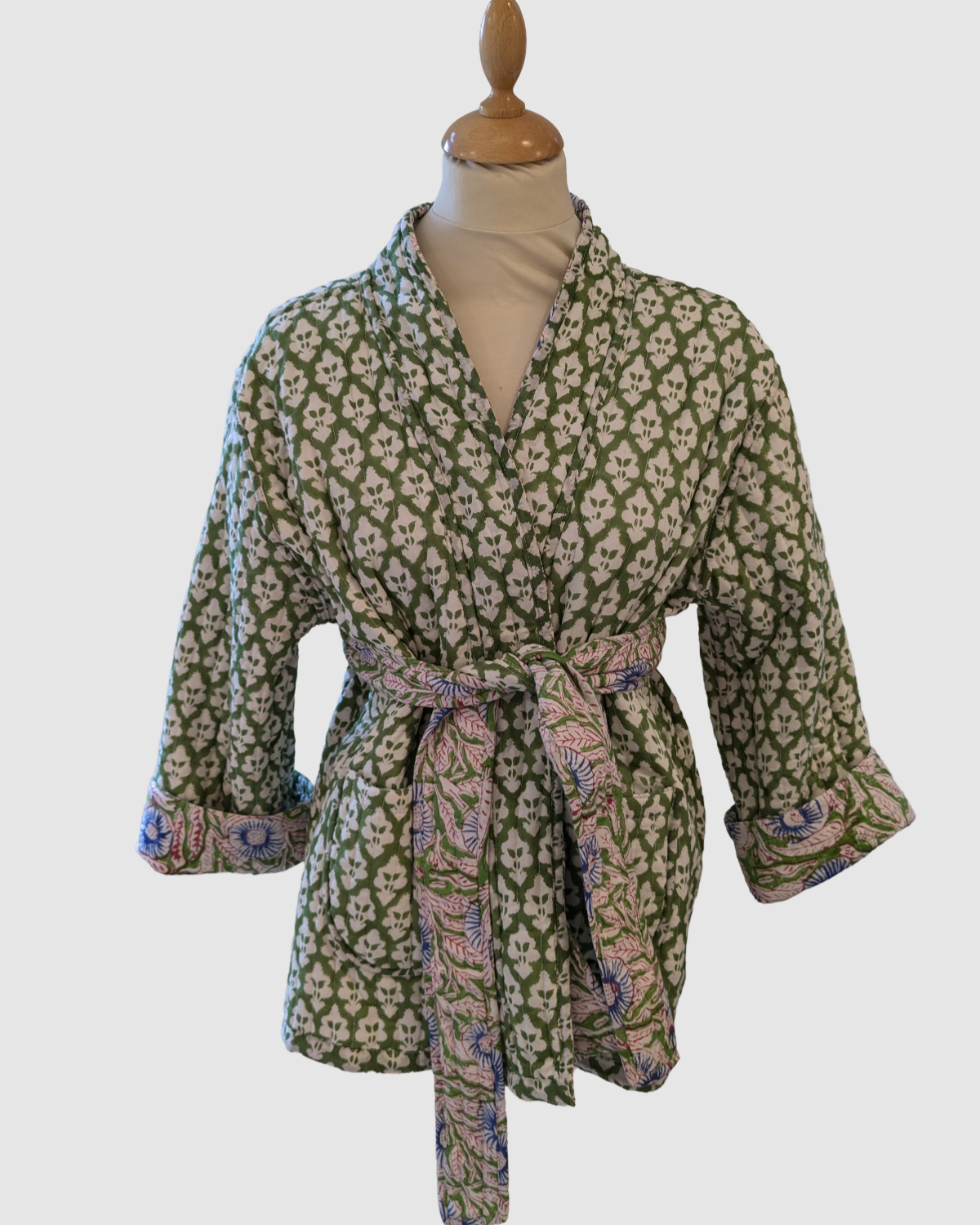 Håndlavet vendbar jakke i 100% bomuld – blokprintet med naturfarver i grøn/hvid runemønster, bæredygtigt fremstillet i Indien.