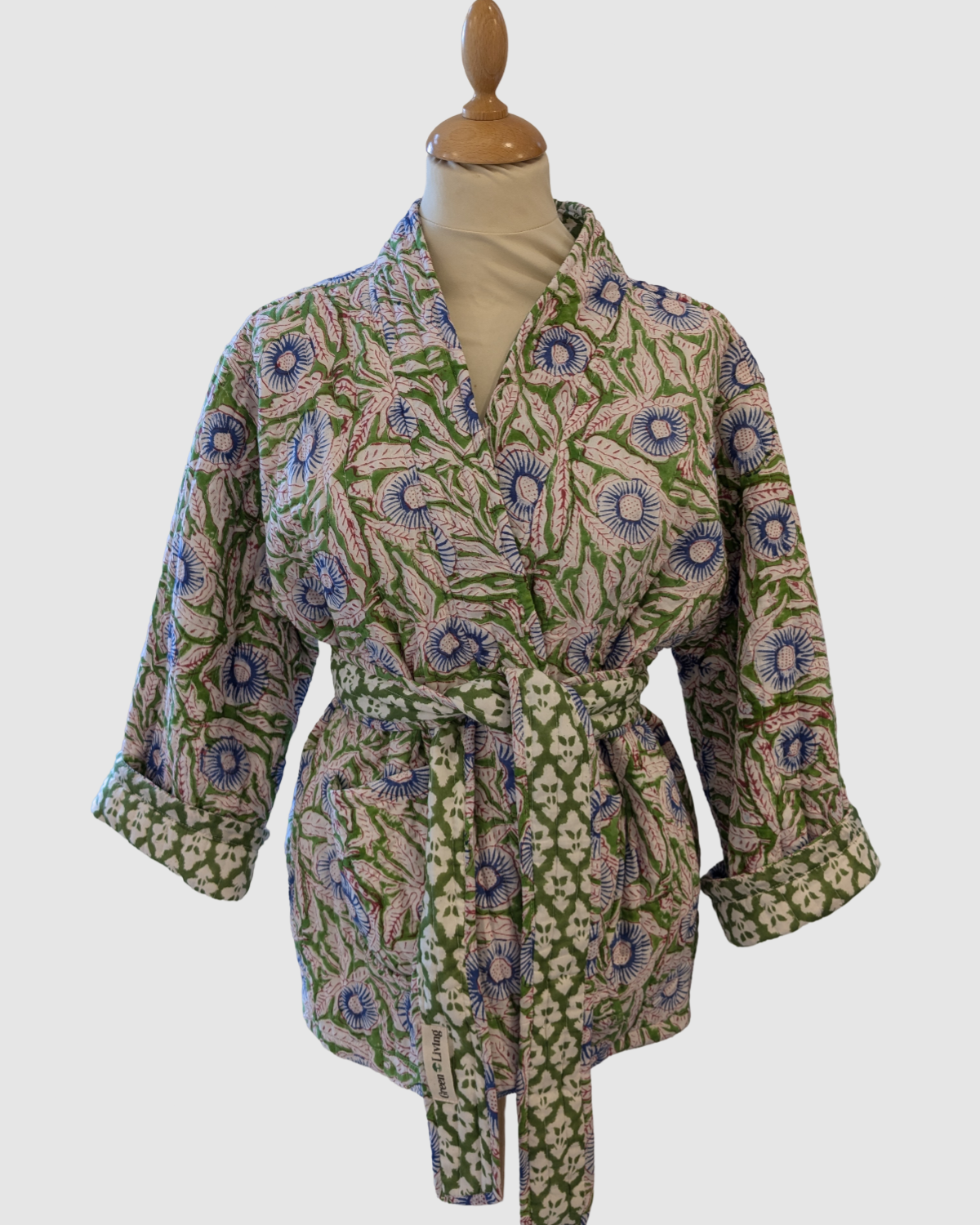 Håndlavet vendbar jakke i 100% bomuld – blokprintet med naturfarver i grøn/blå blomstret, bæredygtigt fremstillet i Indien.
