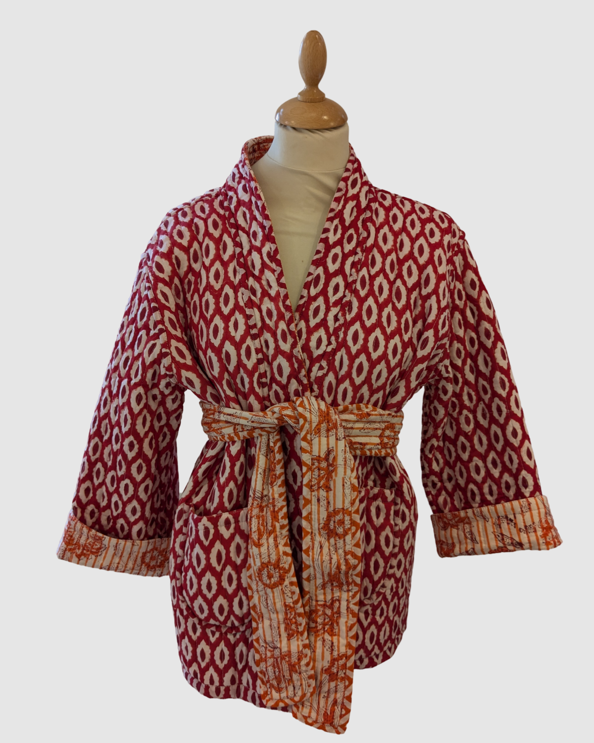 Håndlavet vendbar jakke i 100% bomuld – blokprintet med naturfarver i rød/hvid rune mønster, bæredygtigt fremstillet i Indien.