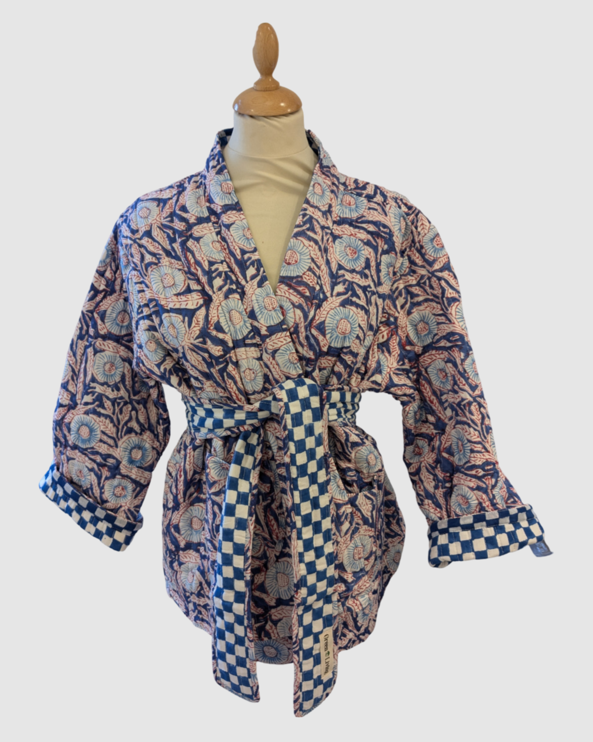 Håndlavet vendbar jakke i 100% bomuld – blokprintet med naturfarver i blå/rosa blomstret, bæredygtigt fremstillet i Indien.