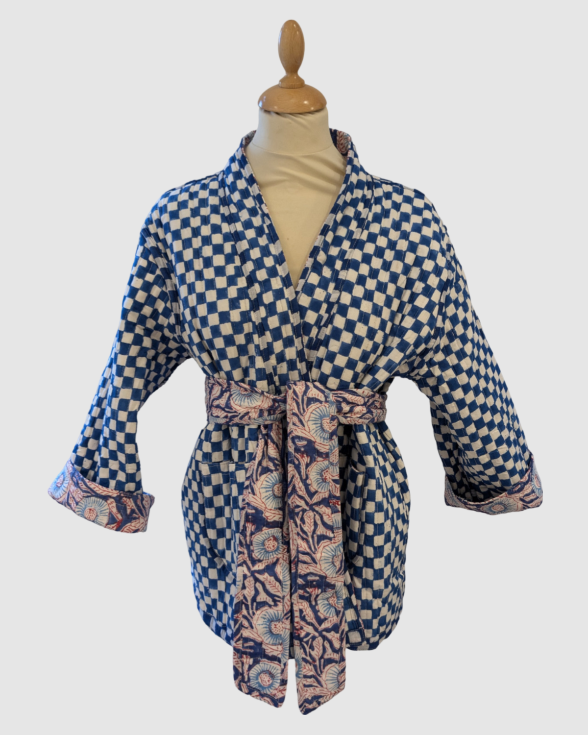 Håndlavet vendbar jakke i 100% bomuld – blokprintet med naturfarver i blå/hvide tern, bæredygtigt fremstillet i Indien.