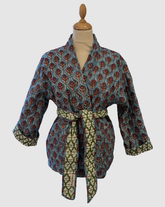 Håndlavet vendbar jakke i 100% bomuld – blokprintet med naturfarver i blå/rød blomstret, bæredygtigt fremstillet i Indien.