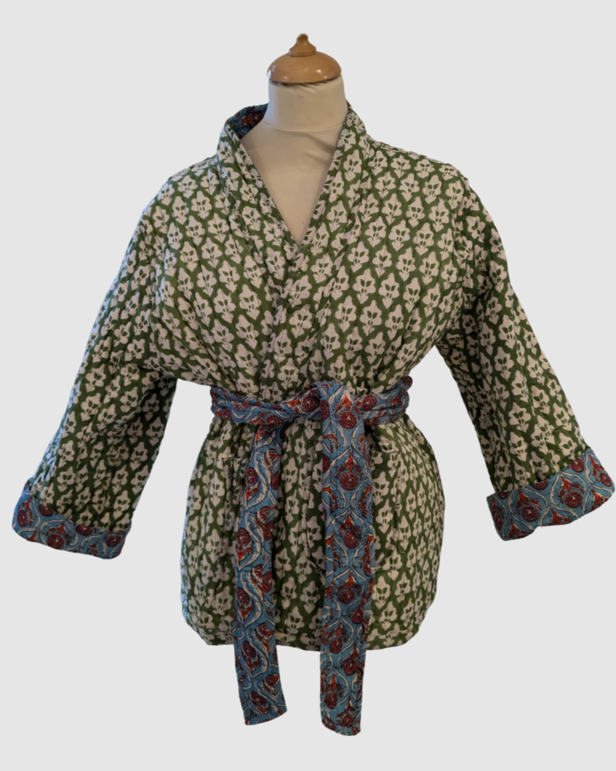 Håndlavet vendbar jakke i 100% bomuld – blokprintet med naturfarver i grøn/hvid blmstret, bæredygtigt fremstillet i Indien.