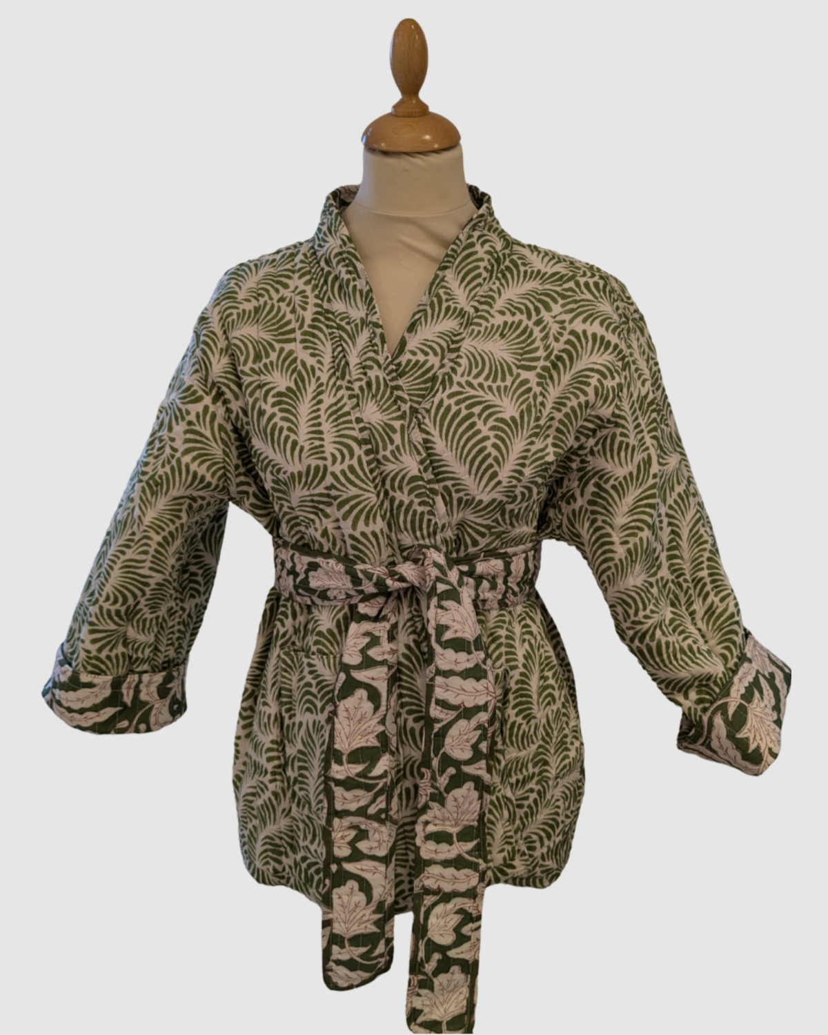 Håndlavet vendbar jakke i 100% bomuld – blokprintet med naturfarver i grøn/hvid blad motiv, bæredygtigt fremstillet i Indien.