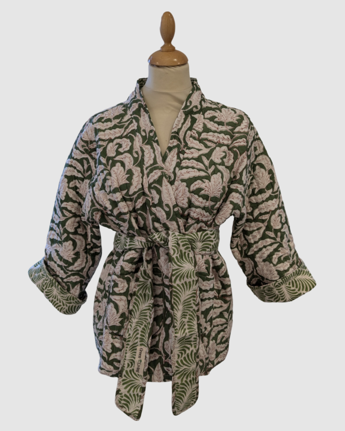 Håndlavet vendbar jakke i 100% bomuld – blokprintet med naturfarver i grøn/hvid blade, bæredygtigt fremstillet i Indien.