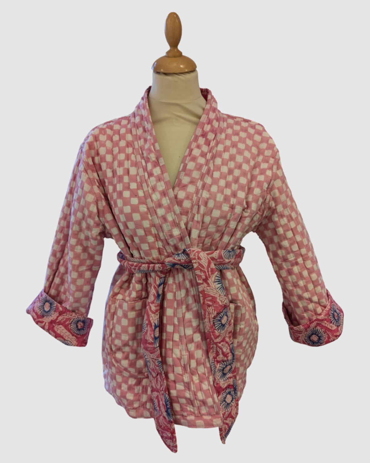 Håndlavet vendbar jakke i 100% bomuld – blokprintet med naturfarver i rosa/hvide tern, bæredygtigt fremstillet i Indien.