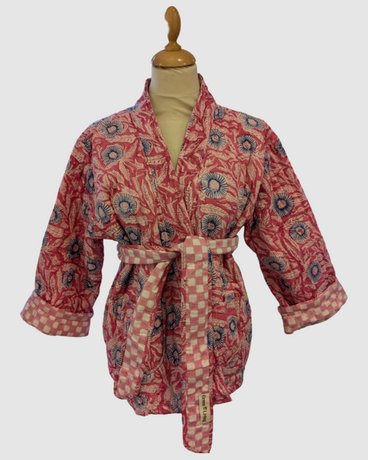 Håndlavet vendbar jakke i 100% bomuld – blokprintet med naturfarver i lyserød/blå blomstret, bæredygtigt fremstillet i Indien.