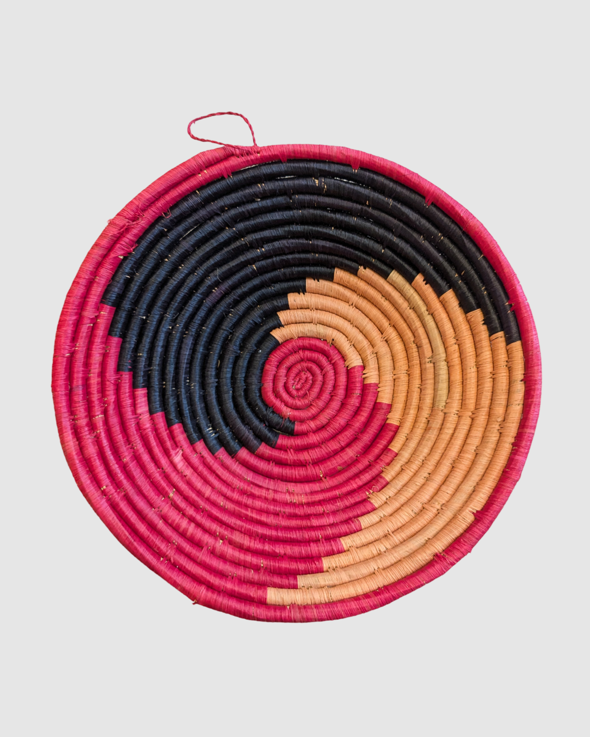 Håndflettet sand/sort/rød spiral kurvefad fra Uganda