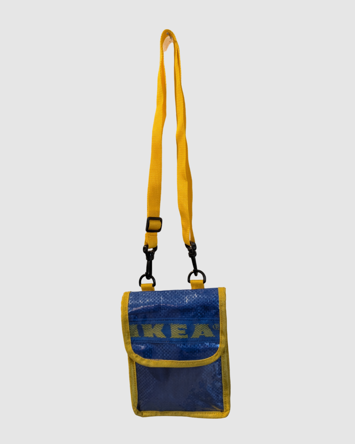 Crossbody mobiltaske af upcycled emballage