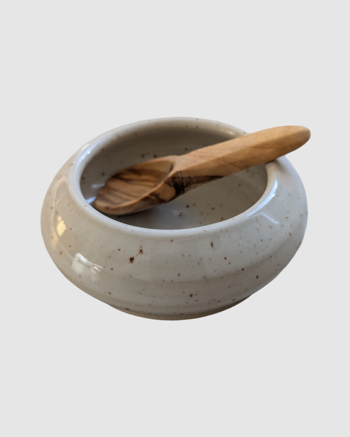 Hånddrejet saltkar med træske - Hvid glaseret.