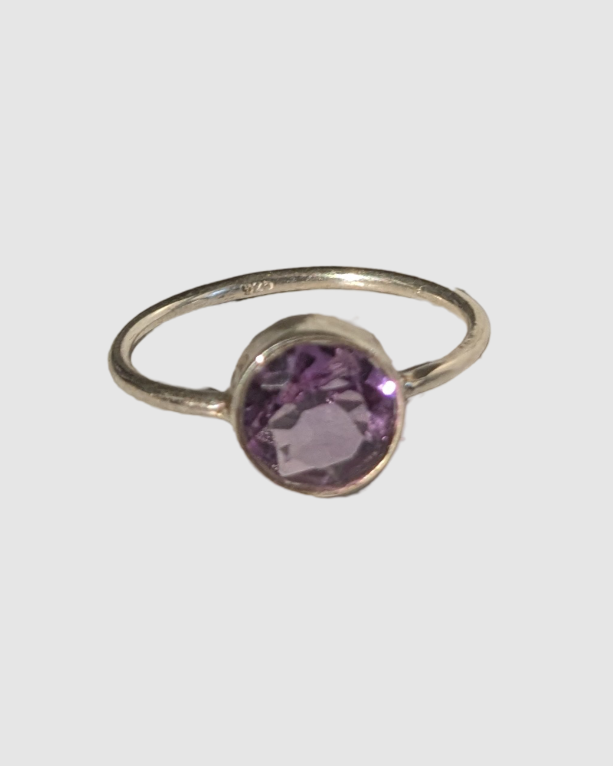 Håndlavet sølv ring med en amatyst ædelsten