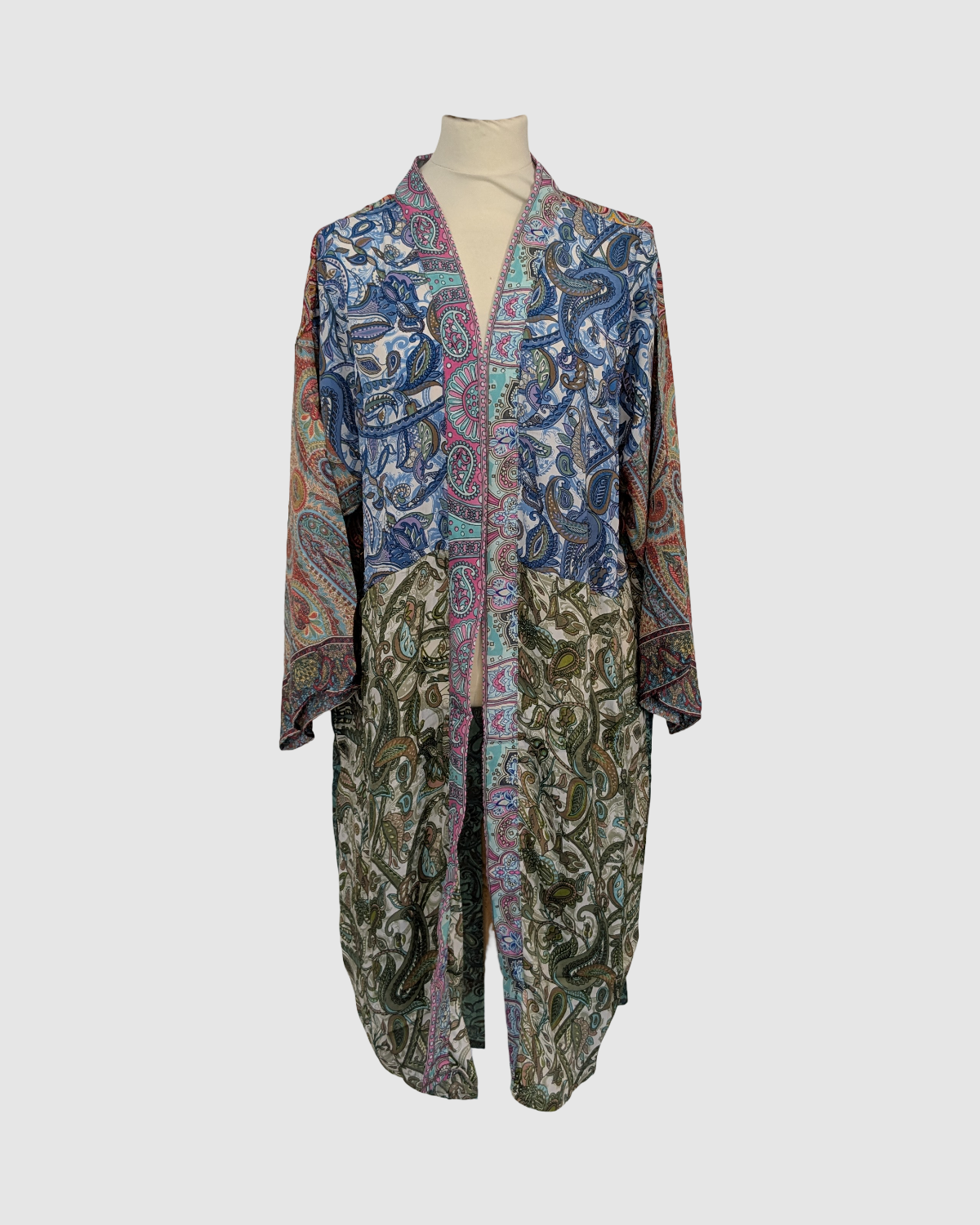 Kort silke kimono fra kvindekooperativet i Indien