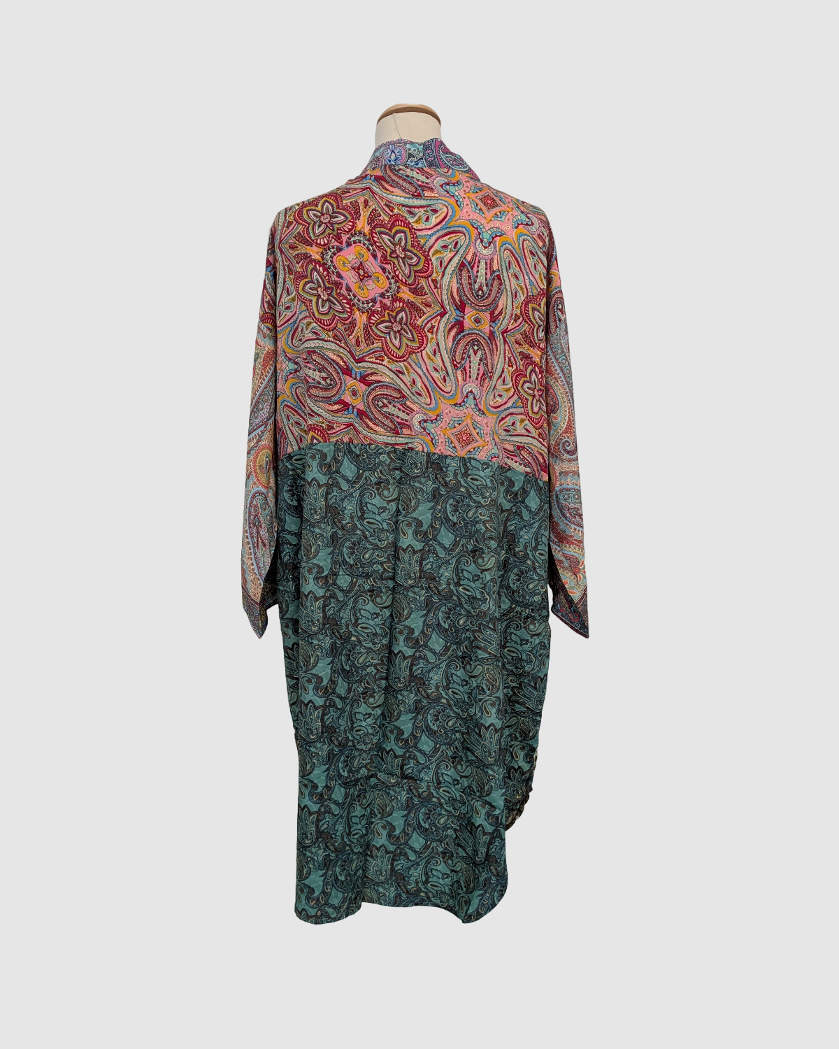 Kort silke kimono fra kvindekooperativet i Indien