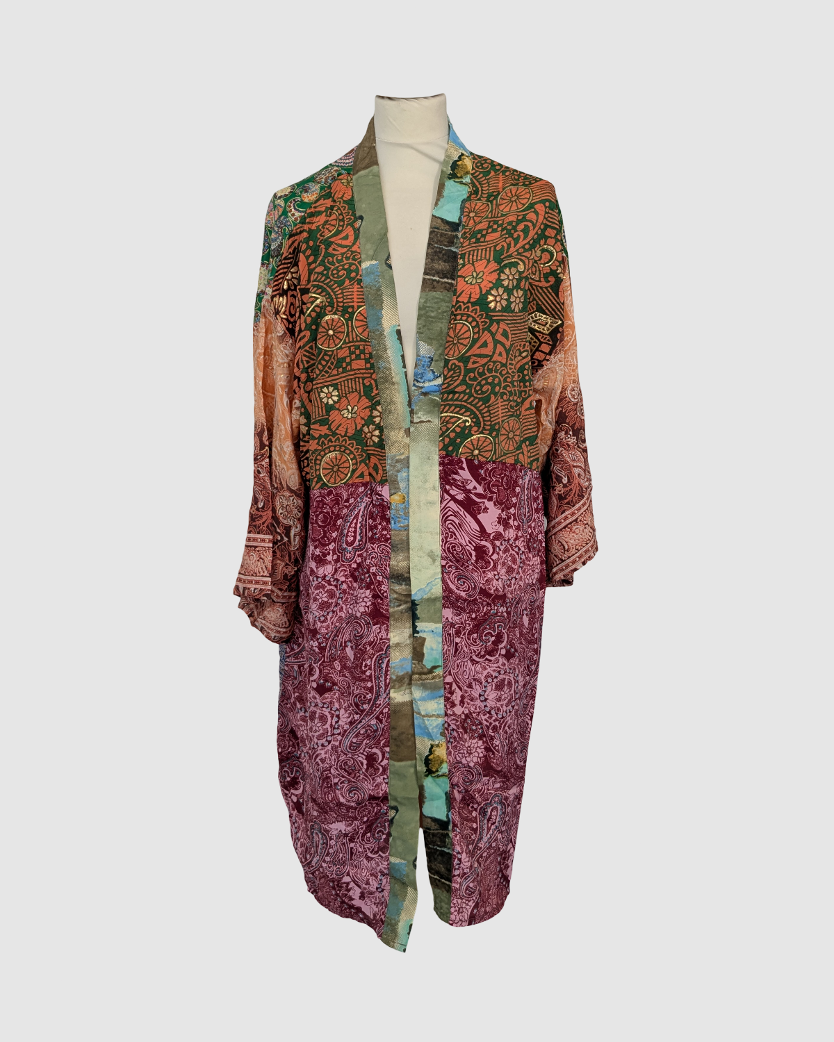 Håndlavet silke kimono i blomstret orange og boudeaux – fair trade og bæredygtig slow fashion fra Kashmir, Green Living