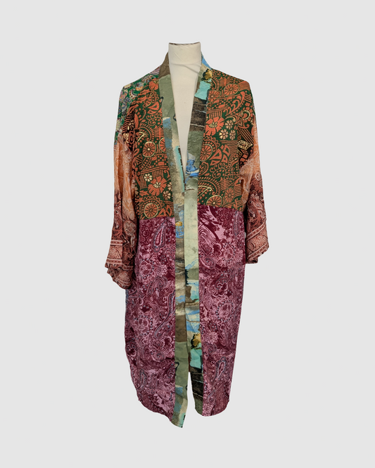 Håndlavet silke kimono i blomstret orange og boudeaux – fair trade og bæredygtig slow fashion fra Kashmir, Green Living