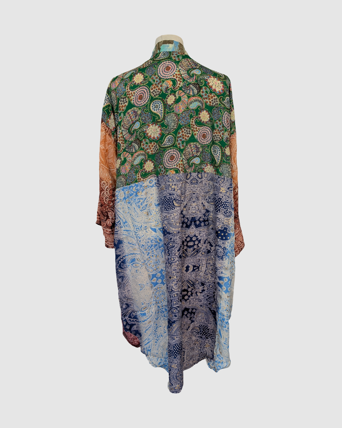 Håndlavet silke kimono i blomstret orange og boudeaux – fair trade og bæredygtig slow fashion fra Kashmir, Green Living