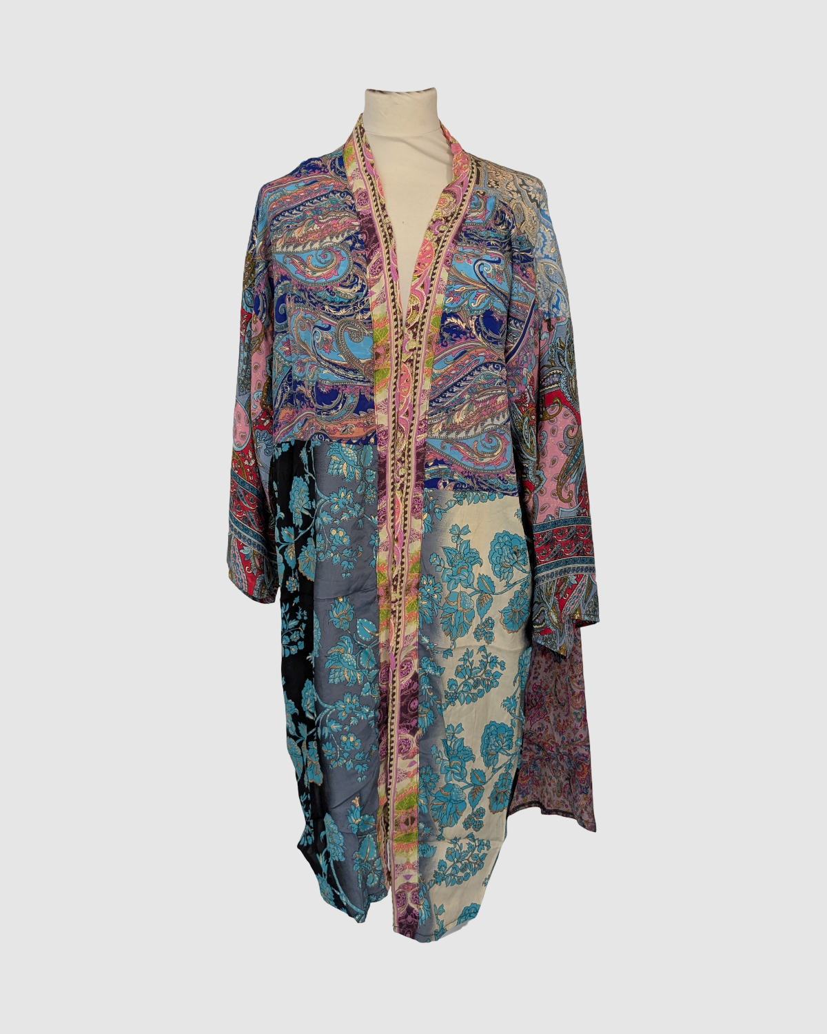 Kort silke kimono fra kvindekooperativet i Indien