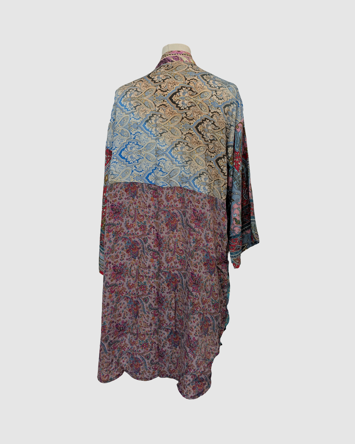 Kort silke kimono fra kvindekooperativet i Indien