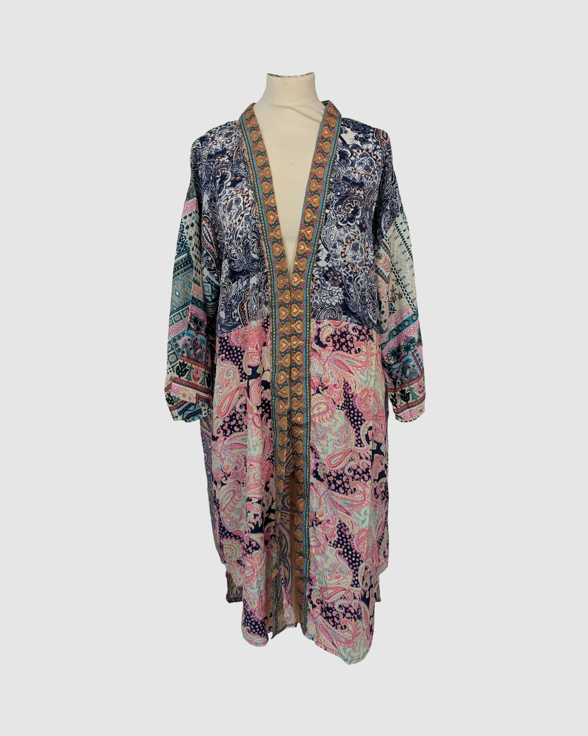 Kort silke kimono fra kvindekooperativet i Indien