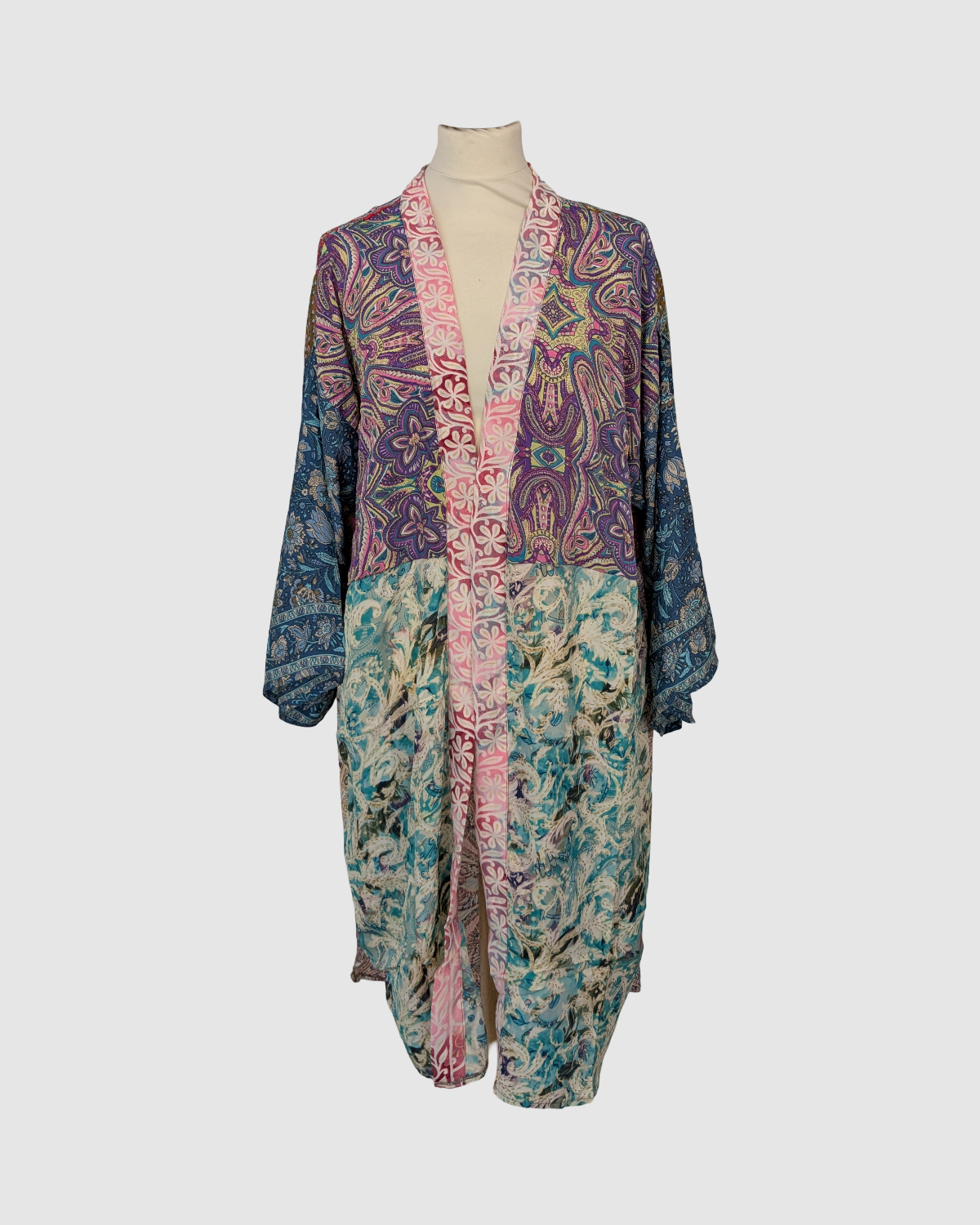 Kort silke kimono fra kvindekooperativet i Indien