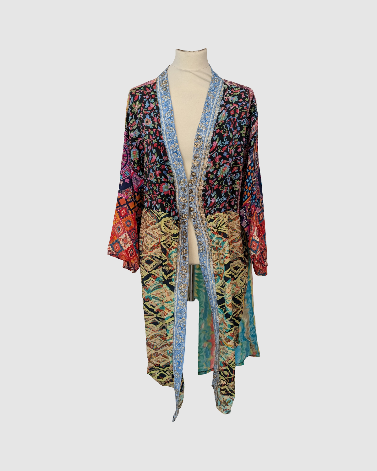 Kort silke kimono fra kvindekooperativet i Indien - Kira