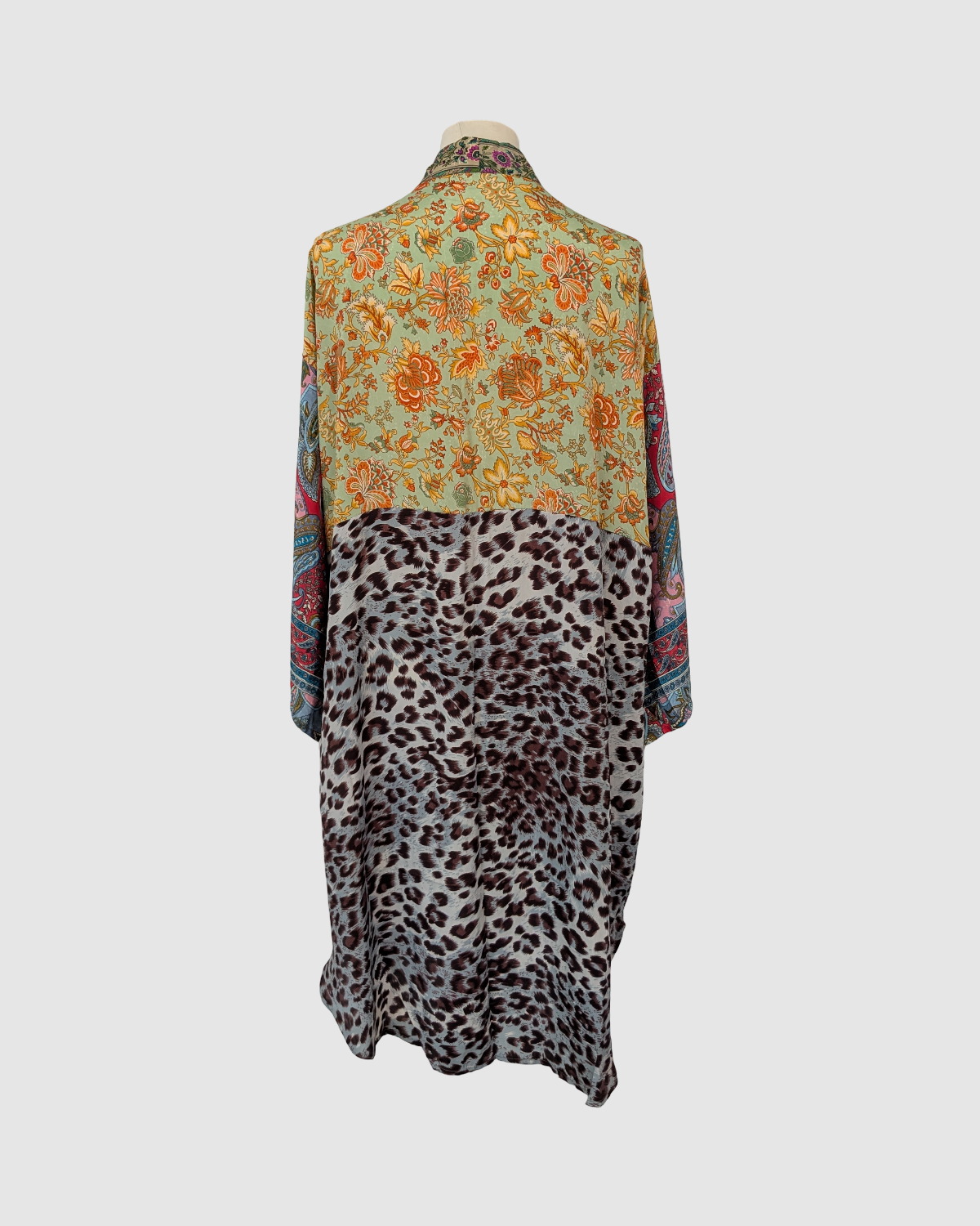 Håndlavet silke kimono i blomstret blå og rosa – fair trade og bæredygtig slow fashion fra Kashmir, Green Living