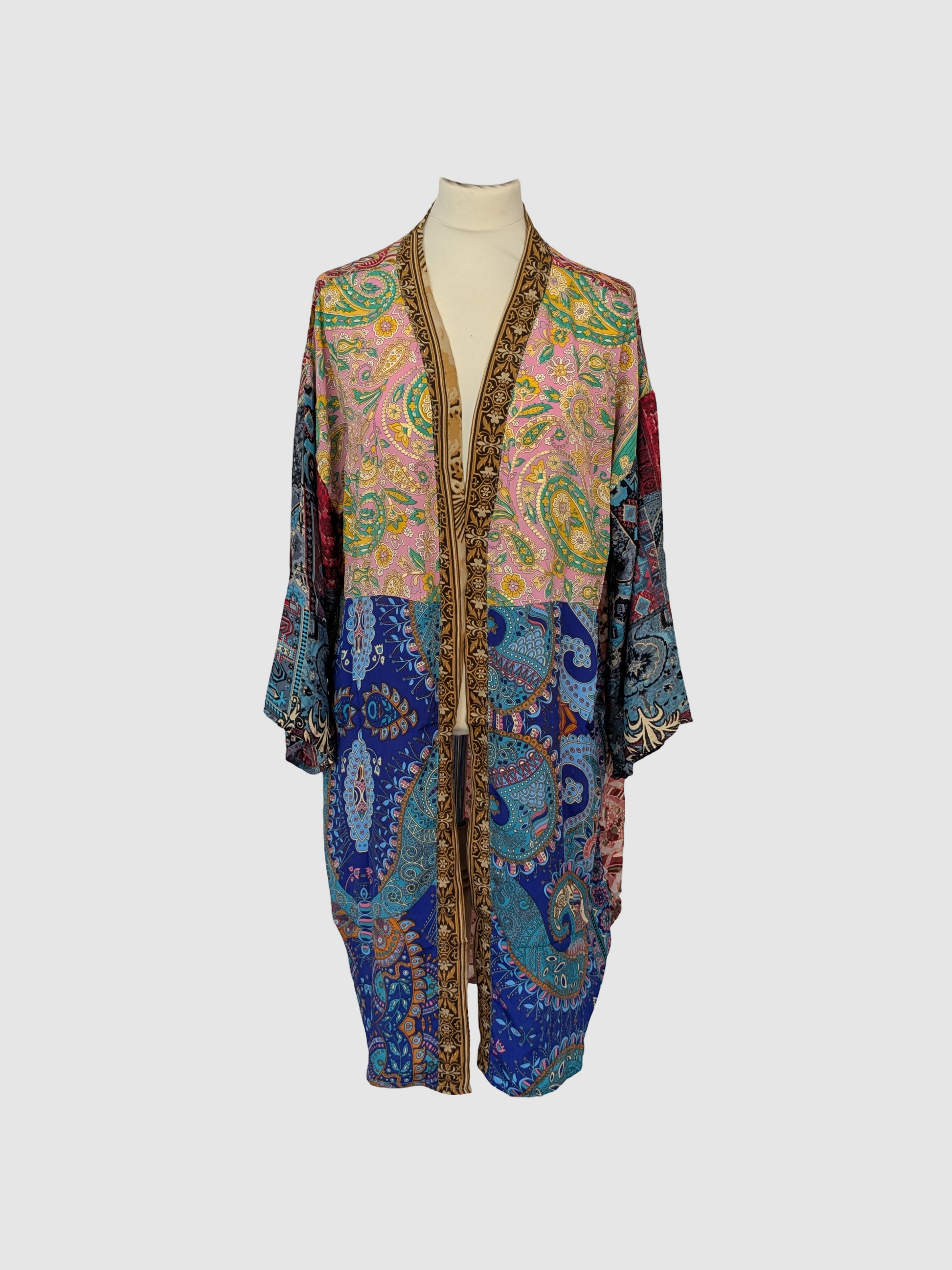 Håndlavet silke kimono i blomstret blå og lyserød – fair trade og bæredygtig slow fashion fra Kashmir, Green Living