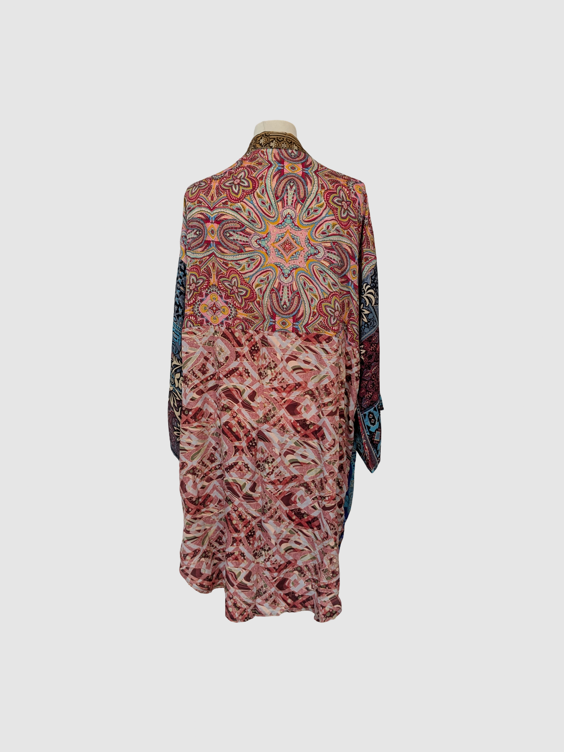 Håndlavet silke kimono i blomstret blå og lyserød – fair trade og bæredygtig slow fashion fra Kashmir, Green Living