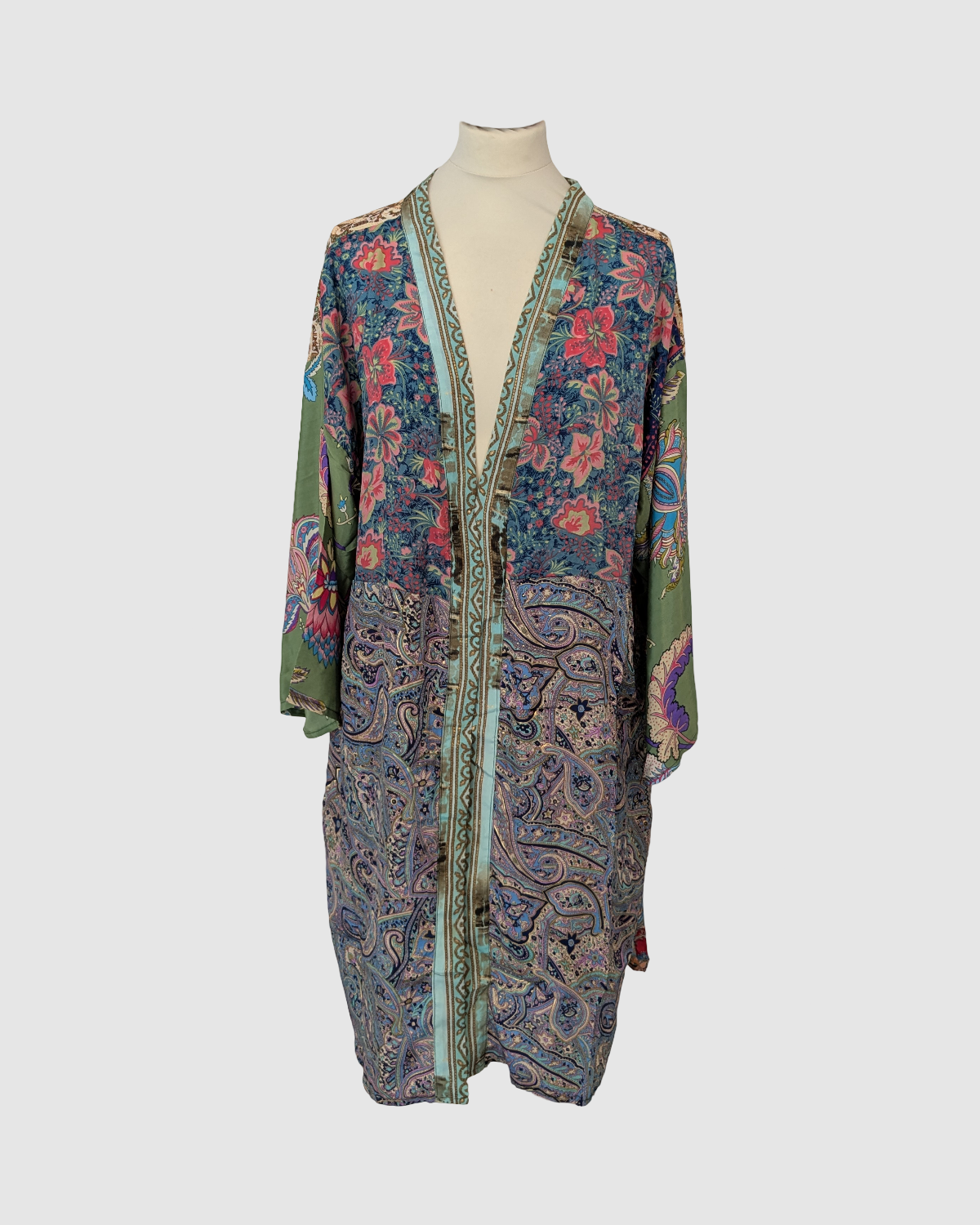 Kort silke kimono fra kvindekooperativet i Indien - Kavya