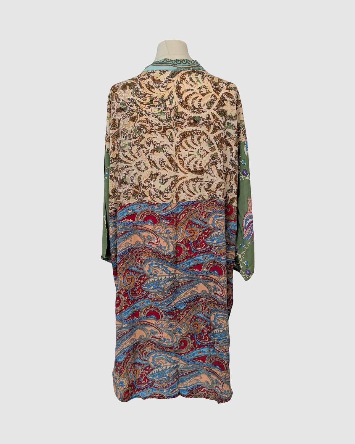 Kort silke kimono fra kvindekooperativet i Indien - Kavya