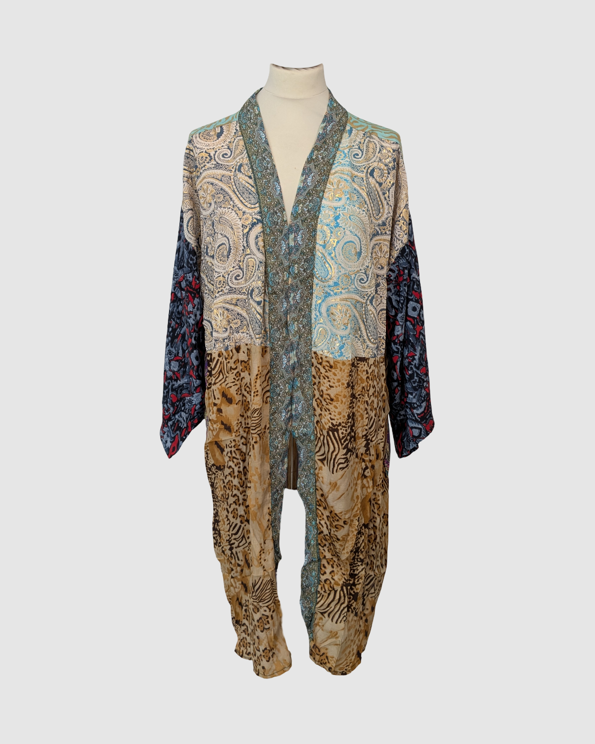 Håndlavet silke kimono i blomstret beige og sand – fair trade og bæredygtig slow fashion fra Kashmir, Green Living