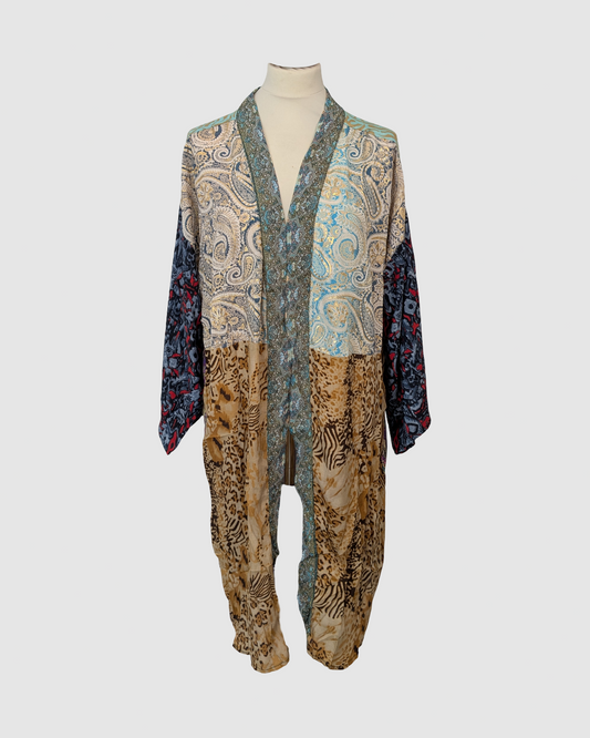 Håndlavet silke kimono i blomstret beige og sand – fair trade og bæredygtig slow fashion fra Kashmir, Green Living