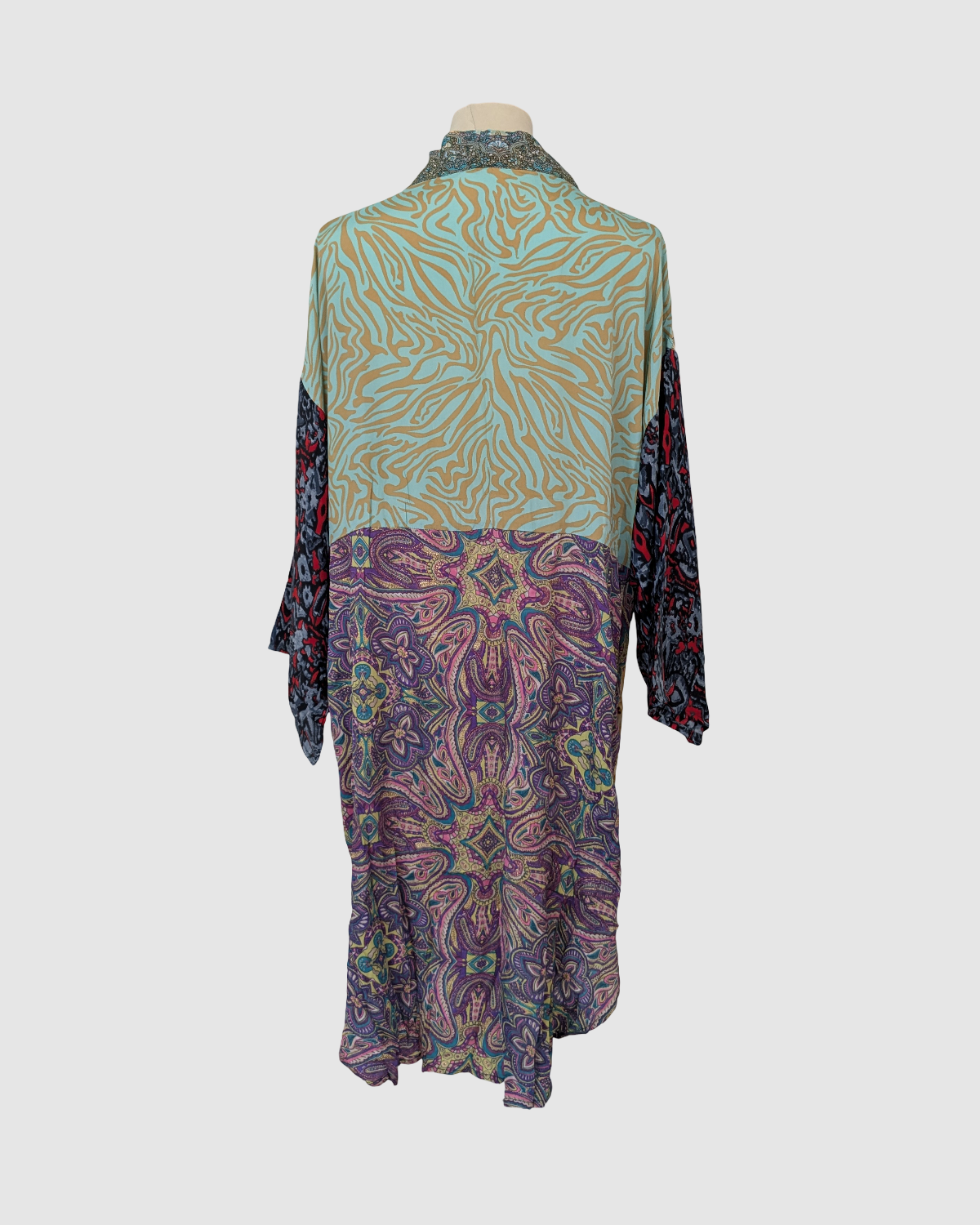 Håndlavet silke kimono i blomstret beige og sand – fair trade og bæredygtig slow fashion fra Kashmir, Green Living