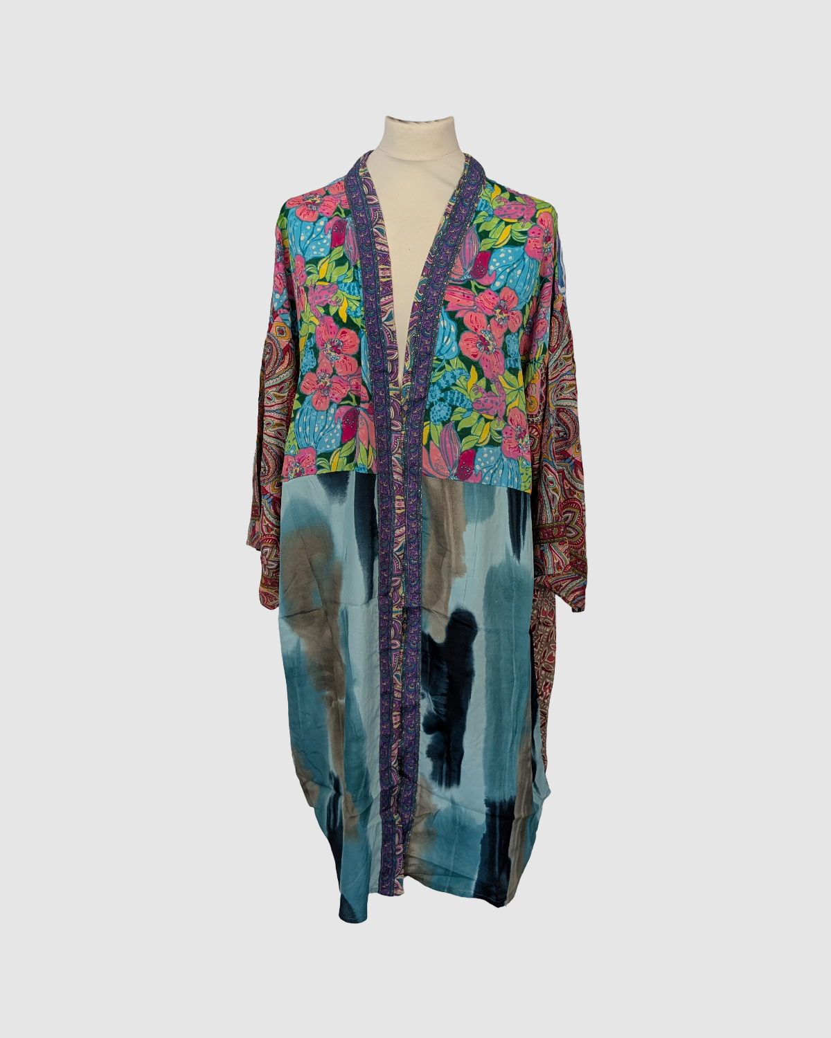 Håndlavet silke kimono i blå og pink blomstret– fair trade og bæredygtig slow fashion fra Kashmir, Green Living