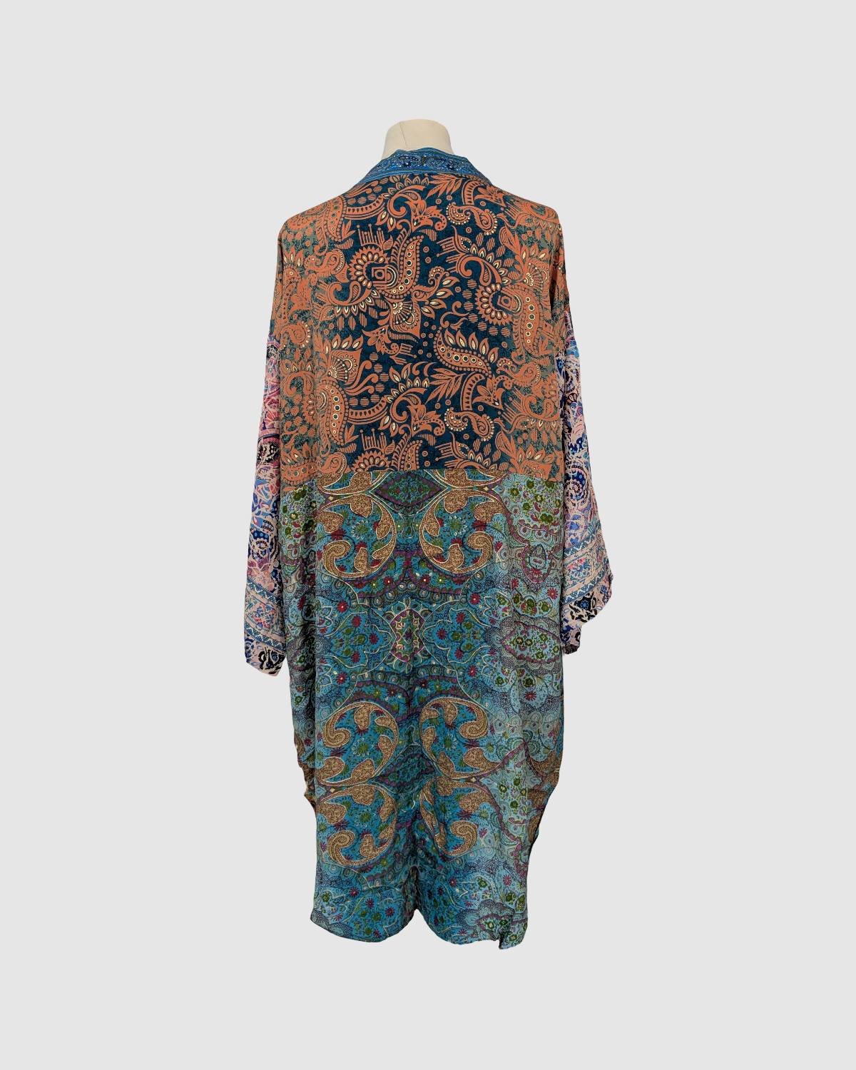 Kort silke kimono fra kvindekooperativet i Indien - Neela