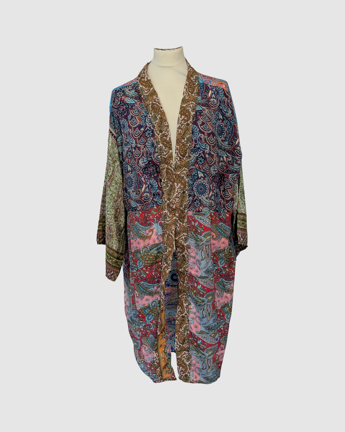 Håndlavet silke kimono i multifarvet blå, rosa og rød  – fair trade og bæredygtig slow fashion fra Kashmir, Green Living